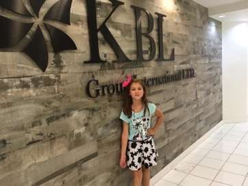 Grace in the lobby of our KBL Group Intl. offices in midtown Manhattan. Grace en el vestíbulo de nuestras oficinas de KBL Group Intl. en Manhattan. ¡Su día como diseñadora está a punto de comenzar!