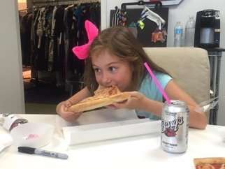 Stuffing a NY slice in when you’re STARVING!!! Zampándote una porción de pizza neoyorquina cuando te mueres de hambre!