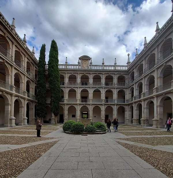 Interior patio ay Universidad de Alcala, Alcala de Henares